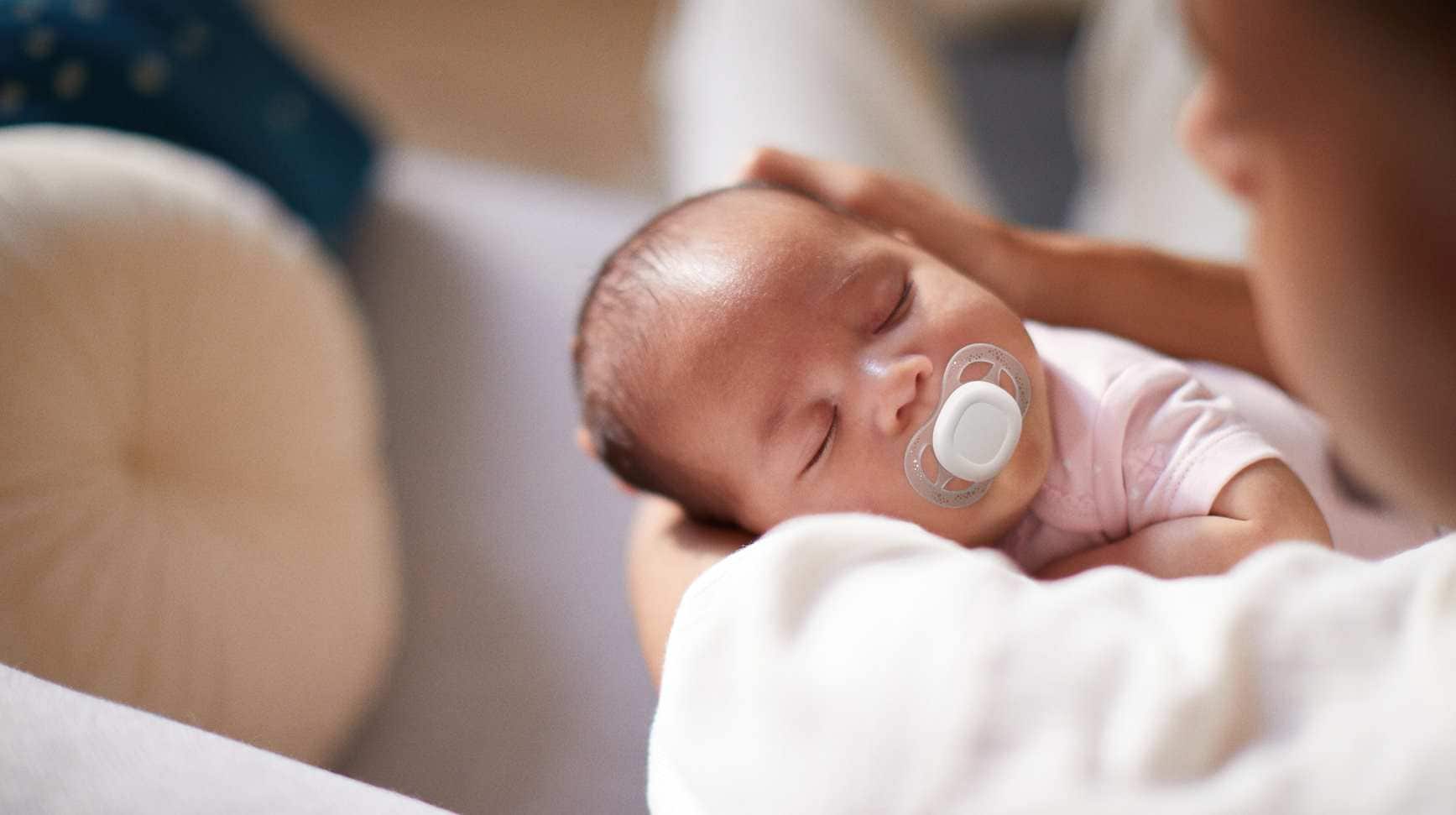 Správna technika prisatia a polohy matky a dieťaťa počas dojčenia