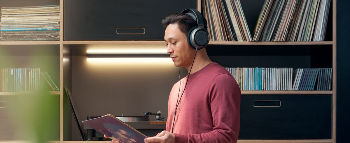 Muž počúva hudbu pomocou slúchadiel Philips X3