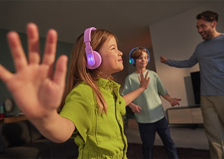 Deti si užívajú hudbu pomocou slúchadiel Philips na uši