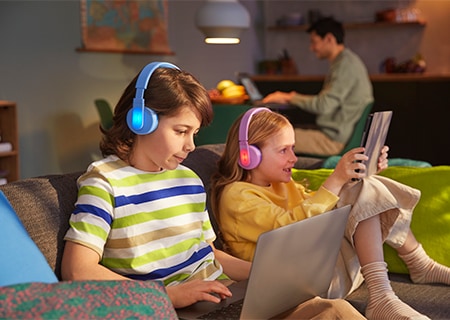 Deti používajúce slúchadlá Philips na uši s funkciou farebného svietiaceho panelu