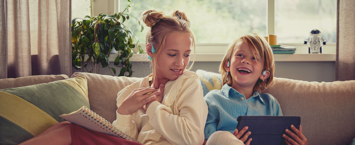 Deti si užívajú video pomocou detských otvorených slúchadiel Philips