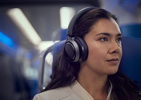 Žena, ktorá si užíva Noise Canceling Pro+ so slúchadlami Philips L4