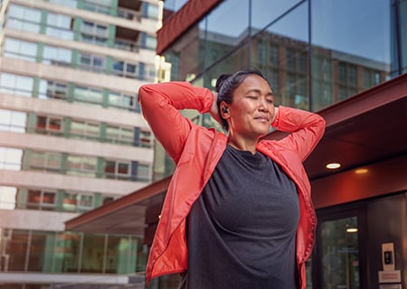 Žena používa vonkajšie bezdrôtové slúchadlá Philips A5508