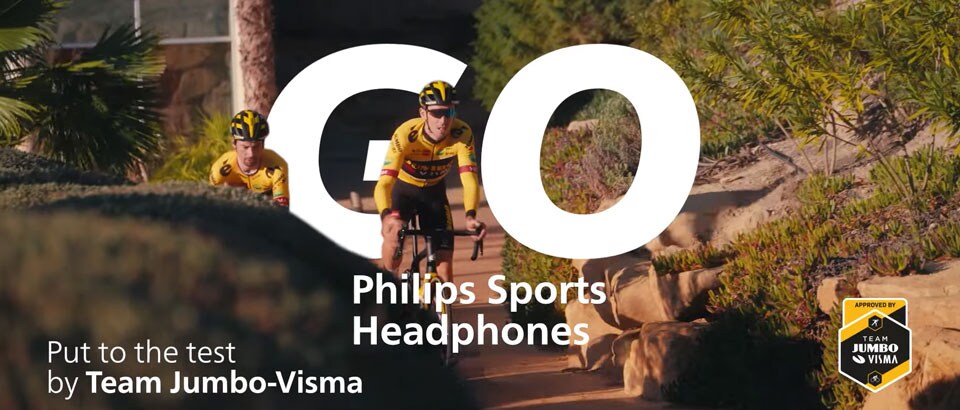 Dvaja športovci tímu športovcov Jumbo-Visma sa bicyklujú v exteriéri
