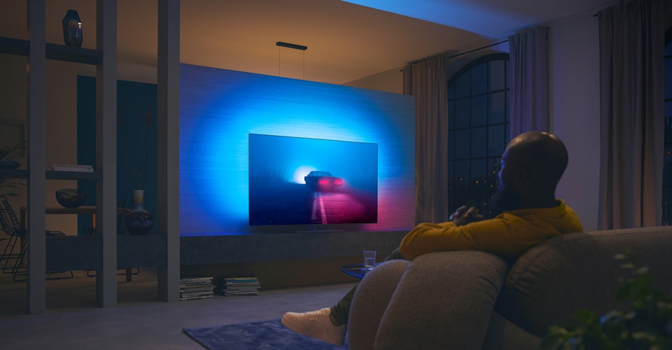 Pár sleduje film na televízore Ambilight